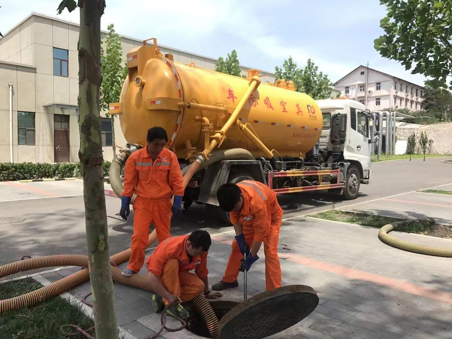 平桥管道疏通车停在窨井附近