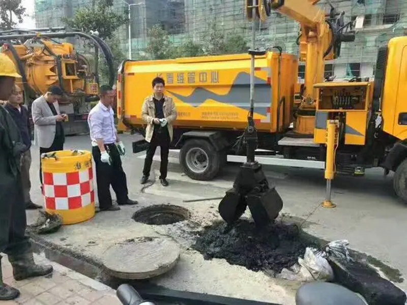 平桥街道：网格员化身“清道夫”，为民解忧疏通“堵心”化粪池