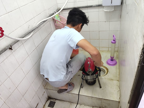 平桥肥皂掉到马桶里把马桶堵住了怎么办？马桶堵住了怎么办